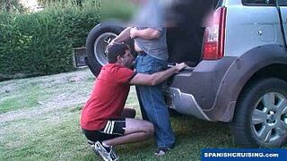 Married dude sucked outdoors - porn video