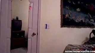 Teenager cums on Cam - porn video